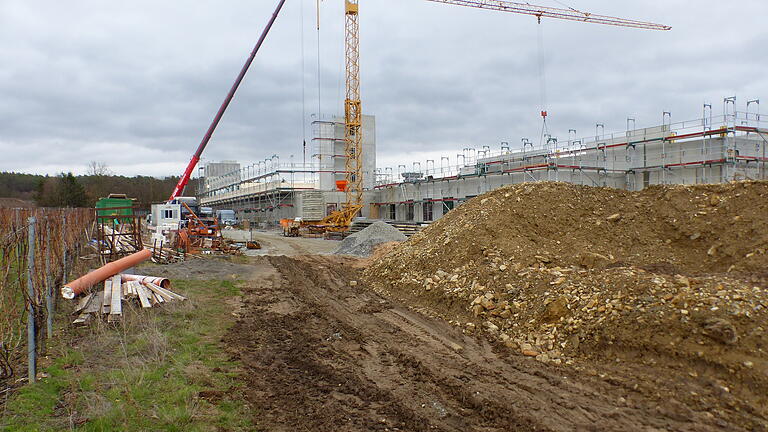 Die Baustelle des Weinhotels Römmert östlich von Volkach Mitte Januar. Die Baustelle des Weinhotels Römmert östlich von Volkach Mitte Januar.