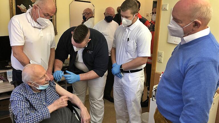 Der 101-jährige Kurt Höret aus Wülfershausen (Lkr. Rhön-Grabfeld) gehörte zu den ersten Unterfranken, die am Sonntag gegen das Coronavirus geimpft wurden. Rechts im Bild Landrat Thomas Habermann. Der 101-jährige Kurt Höret aus Wülfershausen (Lkr. Rhön-Grabfeld) gehörte zu den ersten Unterfranken, die am Sonntag gegen das Coronavirus geimpft wurden. Rechts im Bild Landrat Thomas Habermann.