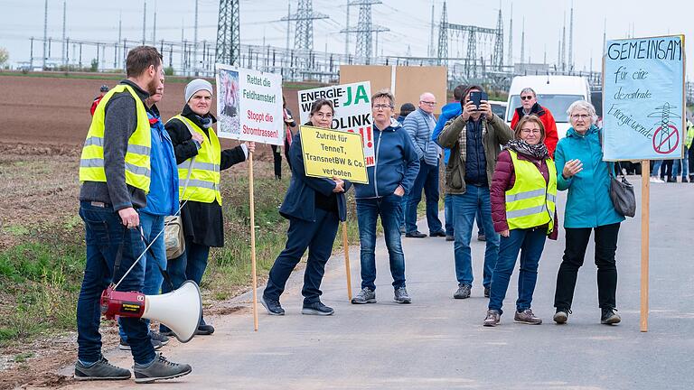 Gegen die geplante SuedLink-Stromtrasse hat es in jüngster Vergangenheit immer wieder Proteste gegeben, so wie hier im Oktober in Bergrheinfeld bei Schweinfurt. Gegen die geplante SuedLink-Stromtrasse hat es in jüngster Vergangenheit immer wieder Proteste gegeben, so wie hier im Oktober in Bergrheinfeld bei Schweinfurt.