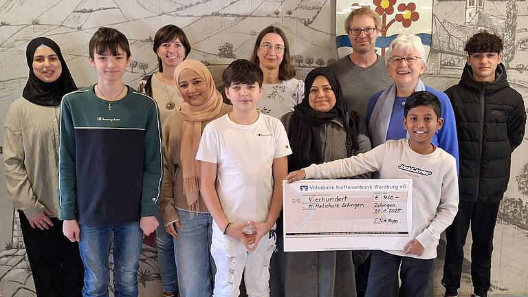 Das Foto zeigt Sylvia Türk-Rupp, Natalie Greindl, Alisa Prosenbauer, Peter Stenglein und SchülerInnen der Mittelschule Zellingen.