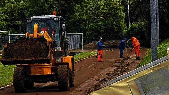 Aufräumarbeiten: Am städtischen Sportplatz werden Berge von Schlamm entsorgt. Aufräumarbeiten: Am städtischen Sportplatz werden Berge von Schlamm entsorgt.