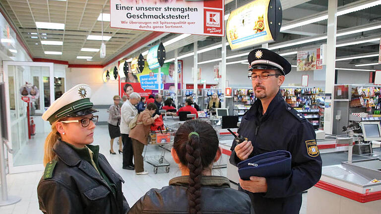Die Polizisten Jessica Räth und Jochen Emmerling haben für die Zeitung die Festnahme einer Ladendiebin in einem Bad Kissinger Supermarkt nachgestellt. Fotos: Ralf Ruppert       -  Die Polizisten Jessica Räth und Jochen Emmerling haben für die Zeitung die Festnahme einer Ladendiebin in einem Bad Kissinger Supermarkt nachgestellt. Fotos: Ralf Ruppert