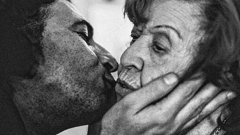 Ein Szenenfoto mit Shahbaz und der damals 92-jährigen Brigitte Mira aus seinem Film „Angst isst Seele auf“. Ein Szenenfoto mit Shahbaz und der damals 92-jährigen Brigitte Mira aus seinem Film „Angst isst Seele auf“.
