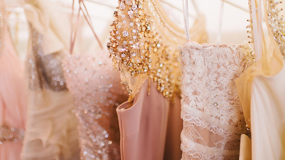 Metallic Hochzeit       -  Ein besonderes Brautkleid mit goldenen Elementen ist der neueste Trend 2020.