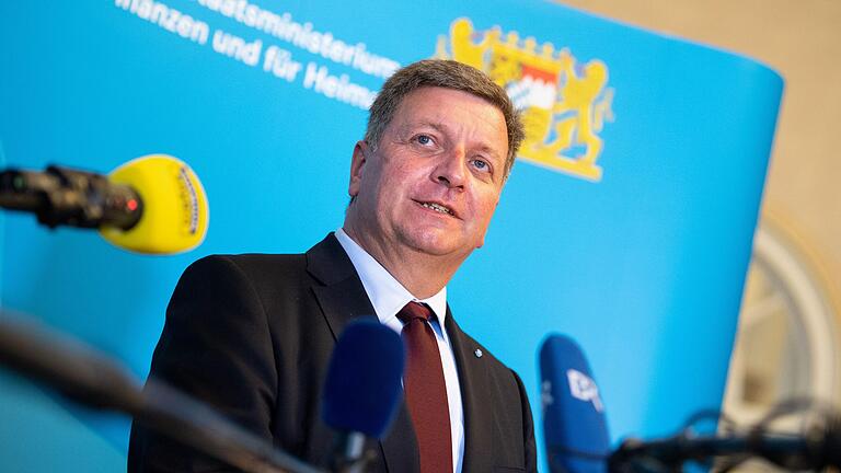 Bayerns Verkehrsminister Christian Bernreiter äußert Kritik am '9 für 90'-Ticket für den öffentlichen Personennahverkehr. Bayerns Verkehrsminister Christian Bernreiter äußert Kritik am '9 für 90'-Ticket für den öffentlichen Personennahverkehr.