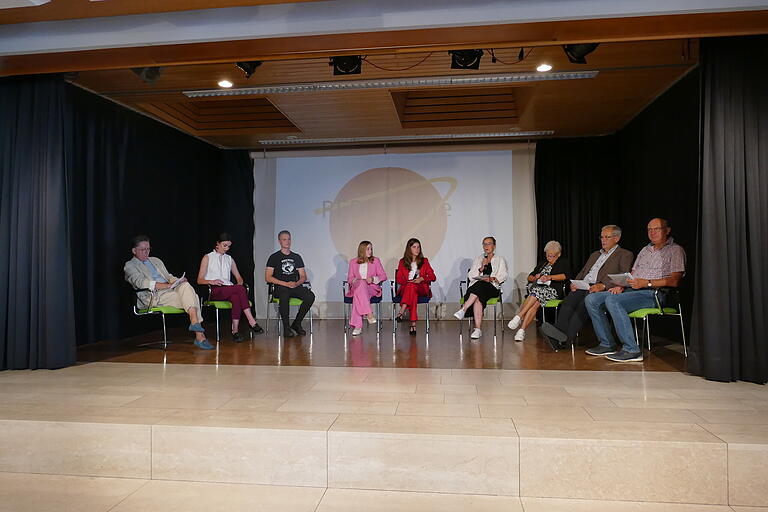 Talkrunde mit der Theater AG und Ehemaligen, von links: Peter Schaller, Paula Rausch, ehemalige Schülerin und jetzt Lehrerin, Philipp Müller (Schülersprecher), zwei Interviewerinnen, Irmgard Seifert und drei 'Ehemalige' Barbara Böhm, Manfred Kaiser und Hubert Wald. Talkrunde mit der Theater AG und Ehemaligen, von links: Peter Schaller, Paula Rausch, ehemalige Schülerin und jetzt Lehrerin, Philipp Müller (Schülersprecher), zwei Interviewerinnen, Irmgard Seifert und drei 'Ehemalige' Barbara Böhm, Manfred Kaiser und Hubert Wald.