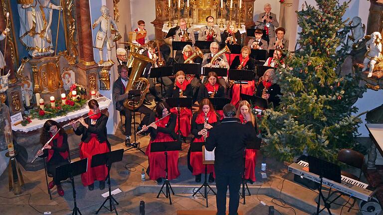 Die Musikkapelle Hausen beim Weihnachtskonzert in der Pfarrkirche St. Wolfgang mit Dirigent Joachim Wendel.