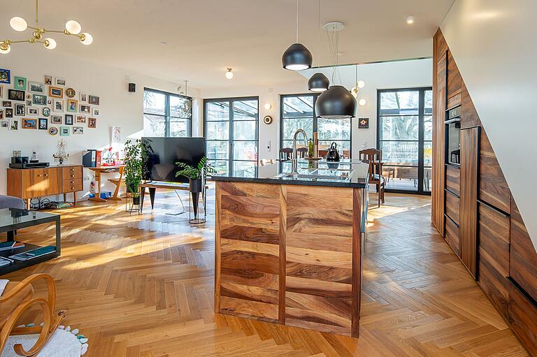 Wohnraum mit Kücheninsel:
Herzstück des großen Wohn- und Essraumes im Anbau ist die Kücheninsel aus Nussbaumholz. Wohnraum mit Kücheninsel:
Herzstück des großen Wohn- und Essraumes im Anbau ist die Kücheninsel aus Nussbaumholz.