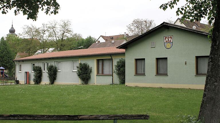 Blick auf das bestehende 'Oskar-Kandler-Zentrum', das abgerissen und durch einen Neubau ersetzt werden soll. Nur der Teil für die Feuerwehr im linken Anbau soll erhalten bleiben. Blick auf das bestehende 'Oskar-Kandler-Zentrum', das abgerissen und durch einen Neubau ersetzt werden soll. Nur der Teil für die Feuerwehr im linken Anbau soll erhalten bleiben.