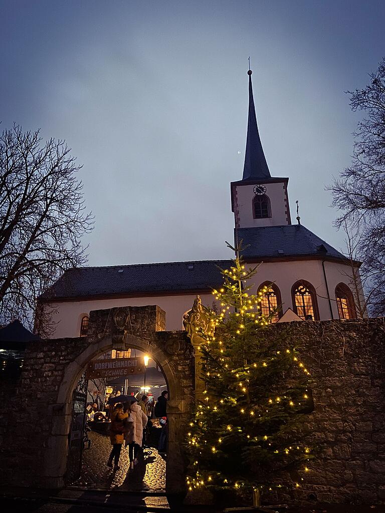 Die Kirchturm wird bei der Dorfweihnacht illuminiert.