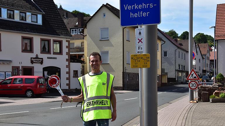 Der katholische Pfarrer Michael Schmitt ist gerne Schülerlotse in Frammersbach. Der katholische Pfarrer Michael Schmitt ist gerne Schülerlotse in Frammersbach.