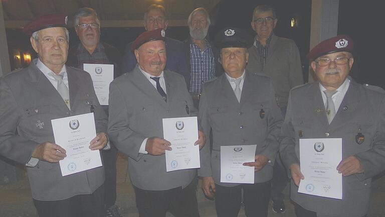 Ehrungen bei den Kyffhäusern in Gelchsheim. Das Bild zeigt (vorne von links): Richard Baumann, Benno Wald, Edmund Hofmann, Klaus Hennig. Hintere Reihe (von links): Wilhelm Stützlein, Hermann Geßner, Dieter Deppisch und Werner Reuß.