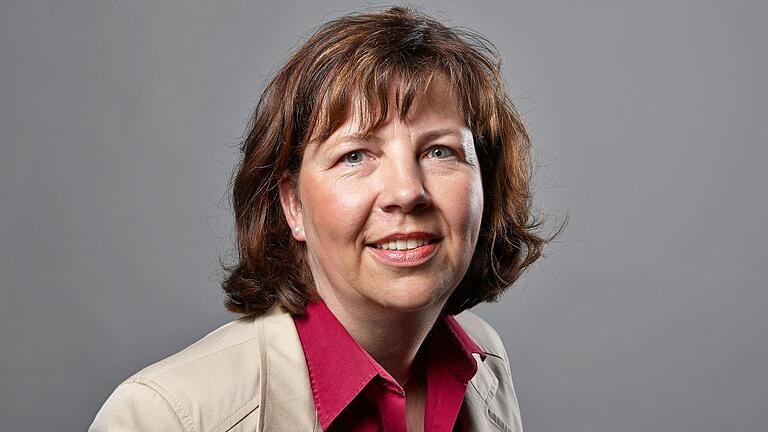 Prof. Dr. Monique Reis aus Eibelstadt (Lkr. Würzburg) ist Steuerberaterin und Professorin für Betriebswirtschaft mit Schwerpunkt Rechnungswesen an der Hochschule Fulda. Prof. Dr. Monique Reis aus Eibelstadt (Lkr. Würzburg) ist Steuerberaterin und Professorin für Betriebswirtschaft mit Schwerpunkt Rechnungswesen an der Hochschule Fulda.