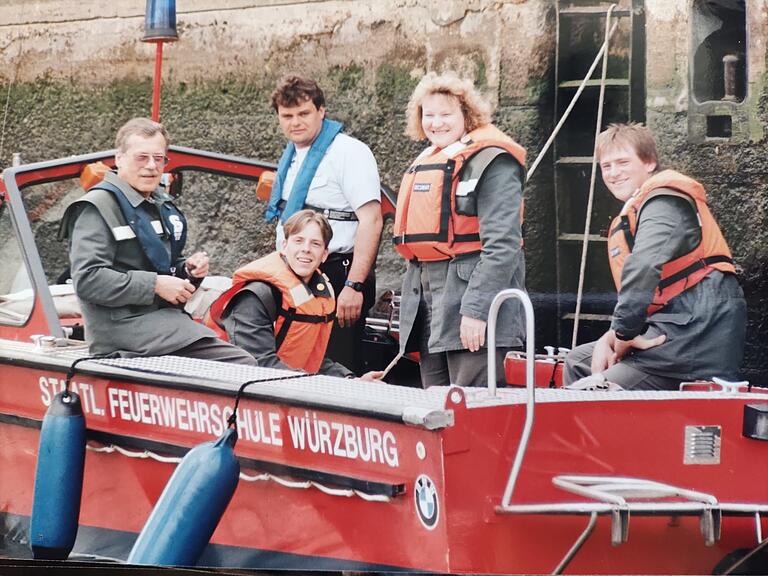 An der Feuerwehrschule Würzburg hat Erika Fröhling den Bootsführerschein gemacht.