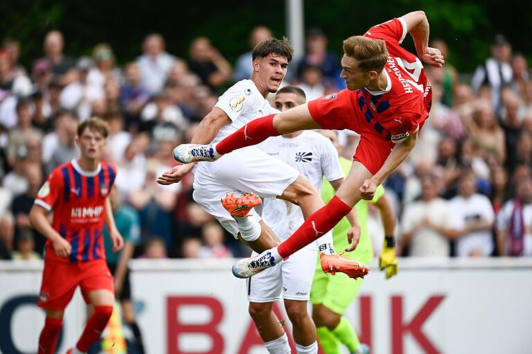 Spektakuläre Einlage: Maximilian Breunig erziel, seitlich in der Luft liegend das Heidenheimer 1:0 in Villingen. Spektakuläre Einlage: Maximilian Breunig erziel, seitlich in der Luft liegend das Heidenheimer 1:0 in Villingen.