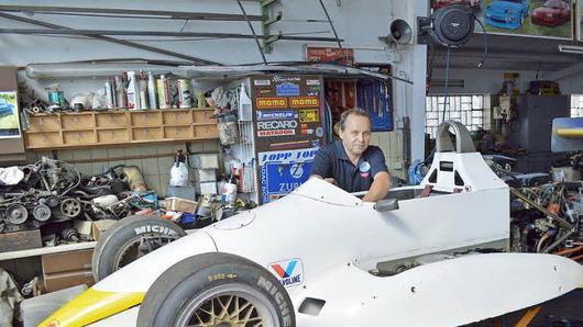 Rarität: ein Formel-3-Rennwagen, der in den 1980er Jahren von Bernd Schneider gelenkt wurde. Der spätere mehrfache Tourenwagen-Meister hat das Fahrzeug kürzlich verkauft, in der Werkstatt von Axel Reß wird es nun von Grund auf restauriert und neu lackiert. Foto: Alfred Kordwig       -  Rarität: ein Formel-3-Rennwagen, der in den 1980er Jahren von Bernd Schneider gelenkt wurde. Der spätere mehrfache Tourenwagen-Meister hat das Fahrzeug kürzlich verkauft, in der Werkstatt von Axel Reß wird es nun von Grund auf restauriert und neu lackiert. Foto: Alfred Kordwig