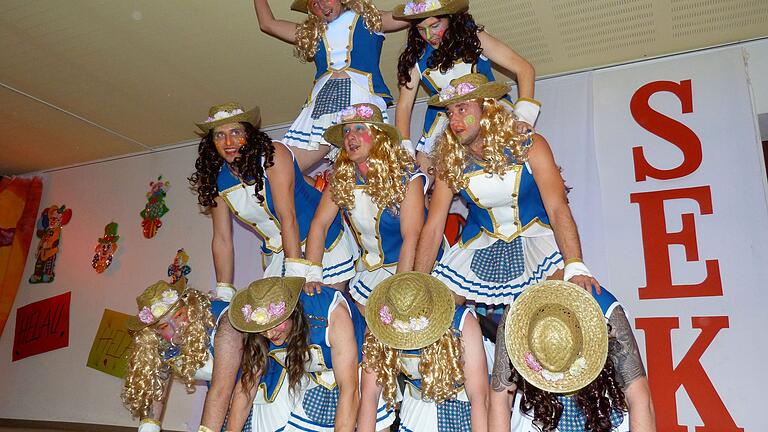 'Die aus dem Garten kommen': Das Männerballett eroberte als Frühlingsboten die Bühne.