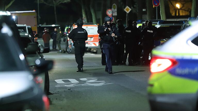 Insgesamt neun Menschen wurden am Mittwochabend in Hanau durch Schüsse getötet. Am Mogen fand die Polizei zwei weitere Leichen - eine davon ist der Täter. Insgesamt neun Menschen wurden am Mittwochabend in Hanau durch Schüsse getötet. Am Mogen fand die Polizei zwei weitere Leichen - eine davon ist der Täter.
