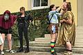 Hänsel (Maria Breuer dritte von links) und Greta (Vanessa Jakowlew zweite von links) kommen dem Plan von Rumpelstilzchen (Michelle Stubenrauch, links) und seinem goldenen Hamster (Andreas Hofmann, rechts) auf die Spur.