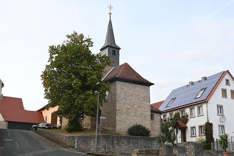 Jüngste Forschungen haben gezeigt, dass die Nikolauskapelle in Eßfeld zu den ältesten noch existierenden Kirchenbauten der Region zählt. Jüngste Forschungen haben gezeigt, dass die Nikolauskapelle in Eßfeld zu den ältesten noch existierenden Kirchenbauten der Region zählt.