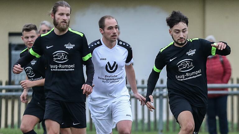 Die Versbacher McKenzie Myhres-Kukuk (links) und Vincent Strauß behaupten den Ball vor Benedikt Schraud (Mitte) von Dettelbach und Ortsteile. Der SB Versbach nahm beim 2:1-Auswärtssieg drei Punkte mit.