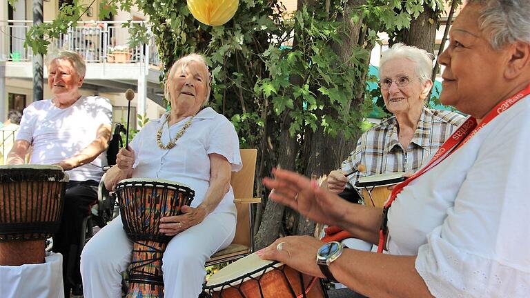 Walter Pirkl, Ursula Schmidt, Lydia Hülle und Erika Dehler von der MGH-Trommelgruppe 'Akalinka' sorgten beim Sommerfest 2022 für Stimmung. Walter Pirkl, Ursula Schmidt, Lydia Hülle und Erika Dehler von der MGH-Trommelgruppe 'Akalinka' sorgten beim Sommerfest 2022 für Stimmung.