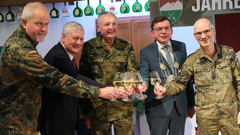 Stoßen auf die gute Zusammenarbeit an: (von links) Oberst Werner Klaffus (Kommandeur VN-Ausbildungszentrum), Axel Grzeszkowiak (Leiter Bundeswehrdienstleistungszentrum), Brigadegeneral Michael Matz (Kommandeur der Infanterieschule und General der Infanterie), Bürgermeister Armin Warmuth und Oberst Andreas Reyer (Standortältester). Stoßen auf die gute Zusammenarbeit an: (von links) Oberst Werner Klaffus (Kommandeur VN-Ausbildungszentrum), Axel Grzeszkowiak (Leiter Bundeswehrdienstleistungszentrum), Brigadegeneral Michael Matz (Kommandeur der Infanterieschule und General der Infanterie), Bürgermeister Armin Warmuth und Oberst Andreas Reyer (Standortältester).
