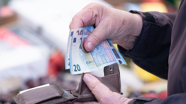Geld im Portemonnaie       -  Kauf auf Rechnung oder Dispokredit: 73 Prozent haben laut einer Studie schon einmal eine Finanzierungsmöglichkeit genutzt. (Symbolbild)