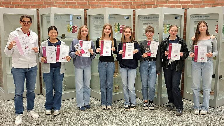 Das Bild zeigt die stolzen Teilnehmerinnen mit Urkunden bei der Sonderpreis-Verleihung (von links): StDn Vetter, Luna-Marie Geiger, Paula Höpfl, Clara Bernard, Klara Breitenbach, Anna Amend, Greta Märker, Leni Steger.