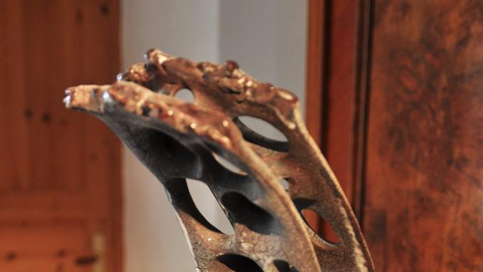 Keramische Skulptur: Von Masami Kobayashi ist eine keramische Skulptur zu sehen.