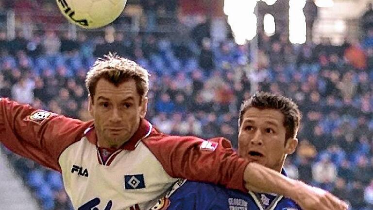 Hamburger Sportverein - VfL Bochum       -  HSV-Spieler Hollerbach im Zweikampf mit Bochums Michael Bemben im Jahr 2001.