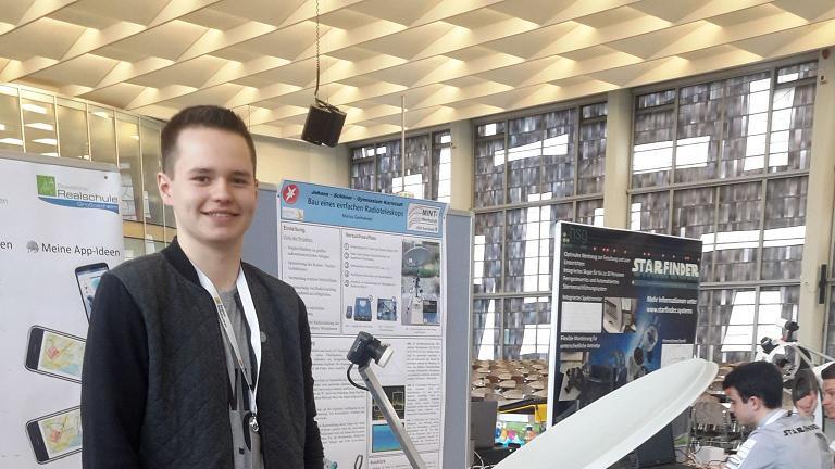 Mit seinem selbst gebauten Radioteleskop belegte Marius Genheimer den ersten Platz im Fachbereich Geo- und Raumwissenschaften. Als Regionalsieger wird er Anfang April Unterfranken beim Landeswettbewerb in Vilsbiburg vertreten.