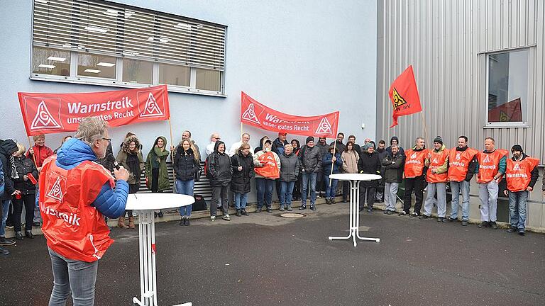 55 Beschäftigte streikten am Mittwoch vor den Produktionsgebäude der Schmitter Group GmbH in Thüngen. Walther Mann, Bevollmächtigter der IG Metall Würzburg, forderte eine Lohnerhöhung von sechs Prozent. 55 Beschäftigte streikten am Mittwoch vor den Produktionsgebäude der Schmitter Group GmbH in Thüngen. Walther Mann, Bevollmächtigter der IG Metall Würzburg, forderte eine Lohnerhöhung von sechs Prozent.