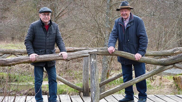 Der rund 150 Meter lange Bohlensteg führt seit 2004 durch ein Naturschutzgebiet im Hafenlohrtal. Sebastian Schönauer (links) und Oskar Amrhein haben ein Wanderbüchlein über das Gebiet veröffentlicht.