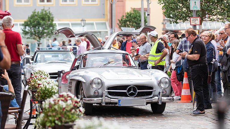 Das Publikum genießt am Sonntag 05.06.22 den Anblick der rollenden Edelkarossen der Franken Classic am Marktplatz von Karlstadt.