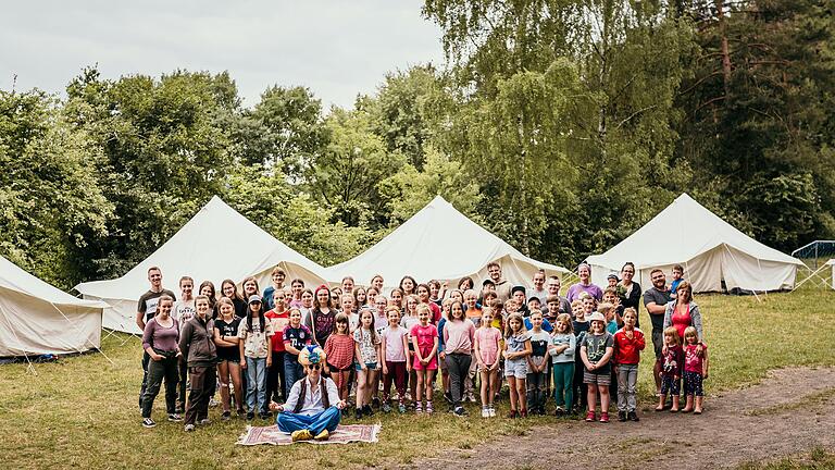 Gruppenbild vor den Zelten. Gruppenbild vor den Zelten.