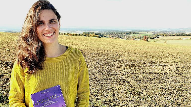 Mit dem Rhön-Reiseführer in der Rhön: Stefanie Noe präsentiert ihr Erstlingswerk. Mit dem Rhön-Reiseführer in der Rhön: Stefanie Noe präsentiert ihr Erstlingswerk.