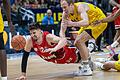 Bauchlandung für die Würzburg Baskets: Nicolas Carvacho (in rot) hechtet vergeblich dem Ball hinterher.Luke Sikma (rechts) beobachtet und Christ Koumadje (links) schnappt sich den Ball.&nbsp;