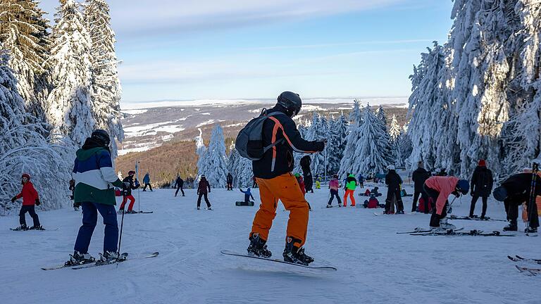 Ein perfekter Skitag im Januar 2024 auf der Wasserkuppe. Viele davon wünschen sich die Rhöner Liftbetreiber&nbsp; in dieser Saison.