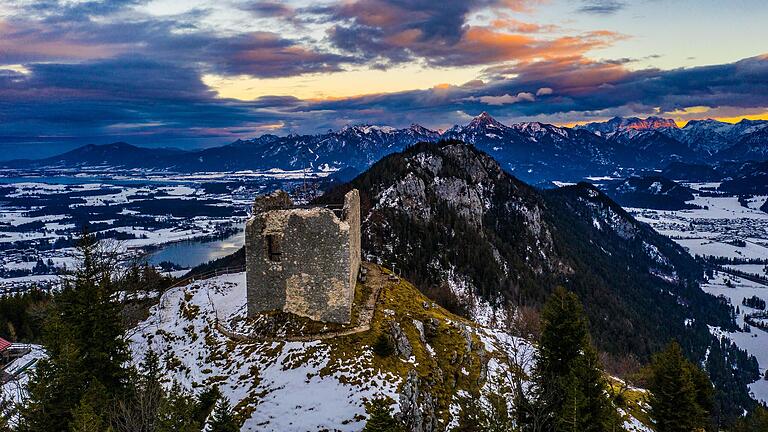 In der Nähe der Burgruine am Falkenstein bei Pfronten im Ostallgäu vermuten Schatzjäger Nazi-Gold.