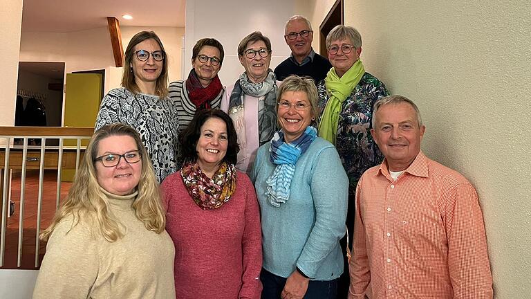 Führen die Geschicke des Iphöfer Gesangvereins (vorne von links) Sylvia Rüttger, Monika Holfelder, Kirsten-Heike Ebsen, Karl Echterling, (hinten von links) Jasmin Winter, Ingrid Grötsch, Karin Birnack, Erich Seufert und Jutta Uebelacker.