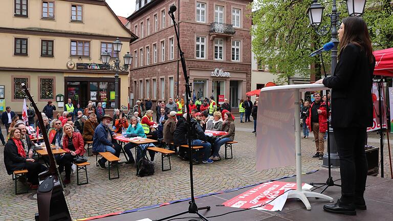 Nach dem Ende der Pandemie ist die traditionelle Maikundgebung des DGB in Lohr auf den oberen Marktplatz zurückgekehrt. Rund 100 Zuhörerinnen und Zuhörer waren gekommen.&nbsp;