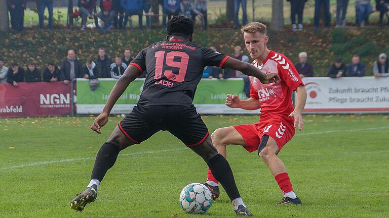 Aubstadts Rechtsverteidiger Leonard Langhans (rechts, Szene aus dem Hinspiel) hat eine Kickers Vergangenheit und würden gerne mit dem TSV Aubstadt am Samstag im Derby in Würzburg punkten.