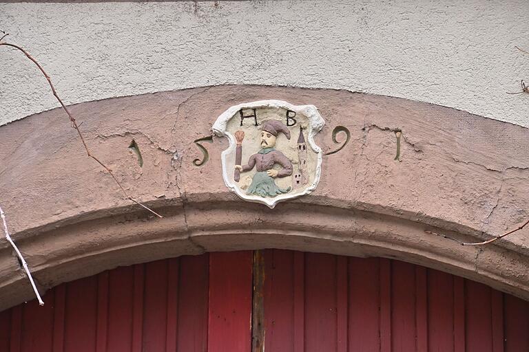 Wappen des ehemaligen Schultheiß Hans Brennfleck, in dessen Haus lange die Gastwirtschaft Zum Hirschen war.