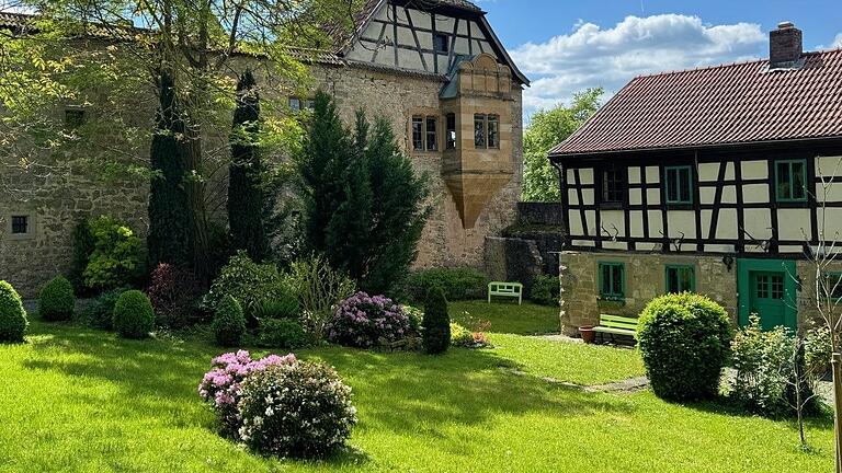 Zwischen Kirche und Burg gibt es bald Kaffee und Kuchen.