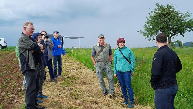 Der Stadelhofener Landwirt Peter Kraft stellt seine Streuobstwiese, eine Hecke und seine vielfältigen ackerbaulichen Kulturen vor.