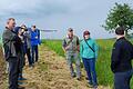 Der Stadelhofener Landwirt Peter Kraft stellt seine Streuobstwiese, eine Hecke und seine vielfältigen ackerbaulichen Kulturen vor.