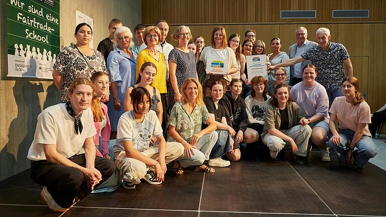 Steuerungsgruppe fair und nachhaltig, in der Mitte 2. von links Sorya Lippert (2. Bürgermeisterin), Bettina Bärmann (stellv. Landrätin), Bastian Röthlein (Elternbeiratsvorsitzender), Renate Käser (Koordinatorin Umweltschule BSZ), Kristin Weißenberger (Koordinatorin Fairtrade BSZ), Joachim Sagstetter (Schulleiter), Andreas Schneider (Fairtrade-School Deutschland).