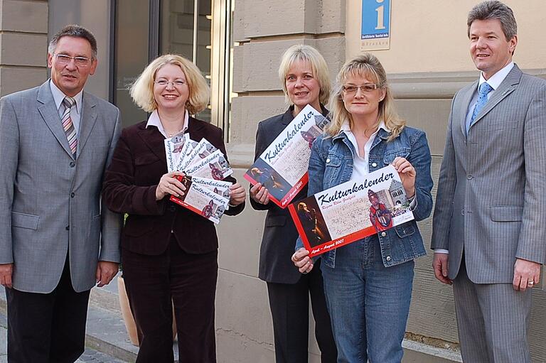 Wie alles einmal begann: 2007 wurde der erste Kulturkalender für den Landkreis Rhön-Grabfeld vorgestellt. Unser Bild zeigt von links Jürgen Wangorsch, Kersten Keller-Pallor, Angela Bungert, Dr. Astrid Hedrich-Scherpf und Andreas Meissner vom Tourismusbüro Bad Neustadt. Wie alles einmal begann: 2007 wurde der erste Kulturkalender für den Landkreis Rhön-Grabfeld vorgestellt. Unser Bild zeigt von links Jürgen Wangorsch, Kersten Keller-Pallor, Angela Bungert, Dr. Astrid Hedrich-Scherpf und Andreas Meissner vom Tourismusbüro Bad Neustadt.