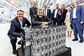 MAN startet Batteriefertigung in Nürnberg       -  Alexander Vlaskamp, CEO MAN Truck & Bus, und Bayerns Ministerpräsident Markus Söder (CSU) posierten an einer Lkw-Batterie.